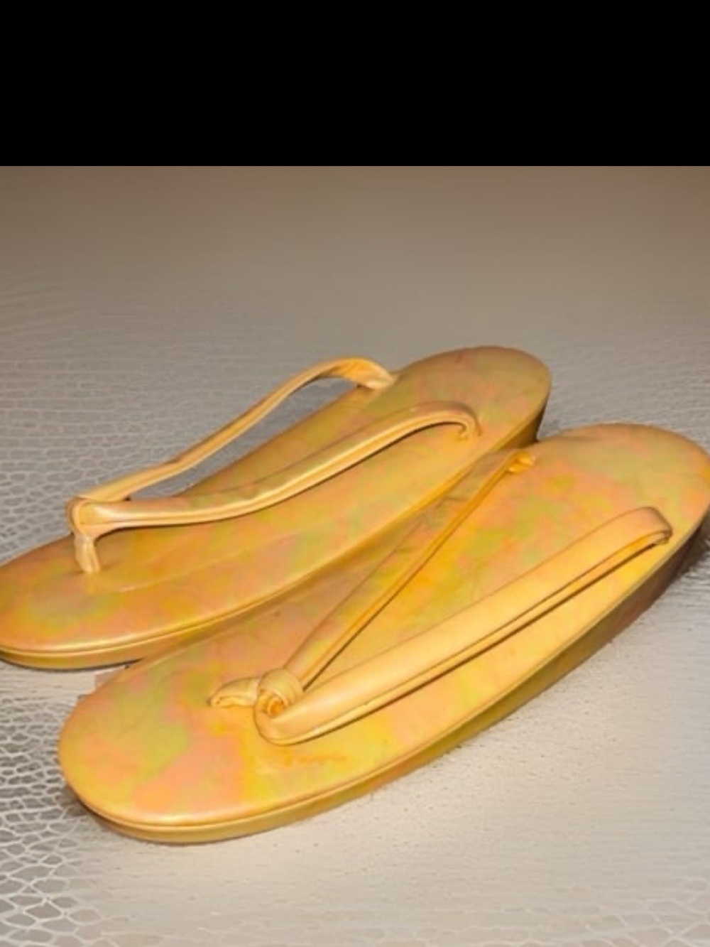 Japanese Zori sandals feature a colorful, marble-like pattern , Womens Size 6.5